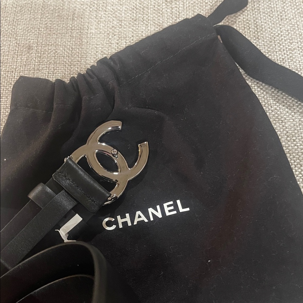 CHANEL Black Belt with Pearl and Crystal Logo - Picture 4 of 4